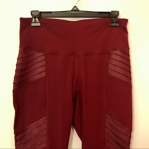 3/$15 ✨ Old Navy Active GoDry maroon Moto leggings